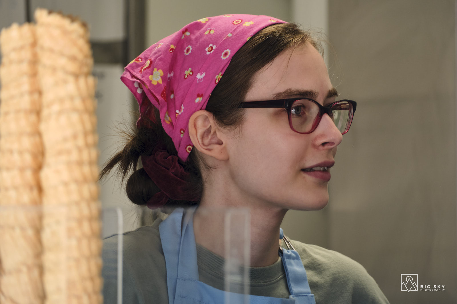 Freundliche Eisverkäuferin in Turku