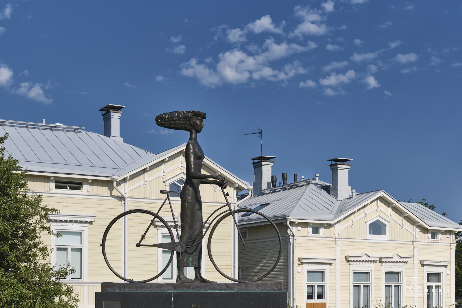 Skulptur einer Fahrradfahrerin in Hanko, der südlichsten Stadt Finnlands