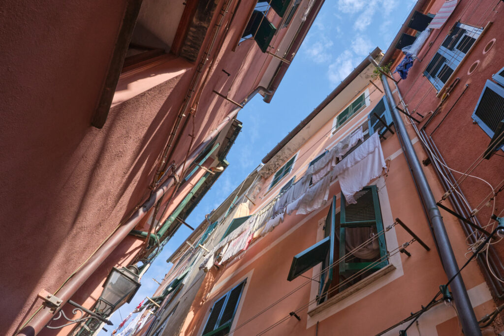 Bunte Hausfassaden mit blauem Himmel in Vernazza in den Cinque Terre