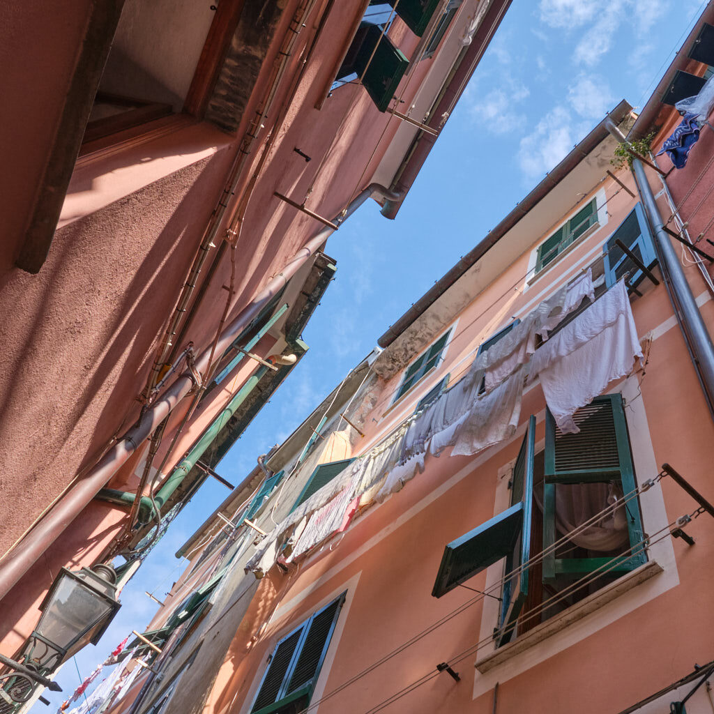 Bunte Hausfassaden mit blauem Himmel in Vernazza in den Cinque Terre