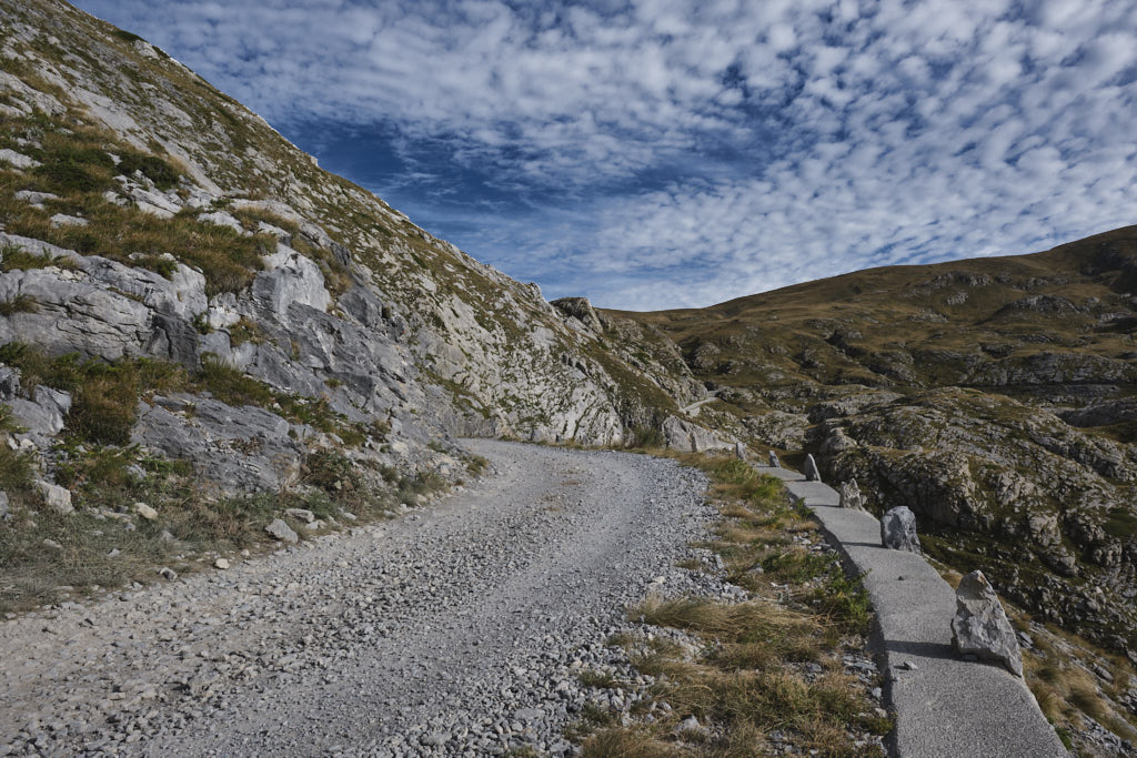 Die geschotterte Alta Via del Sale unter bauem Himmel