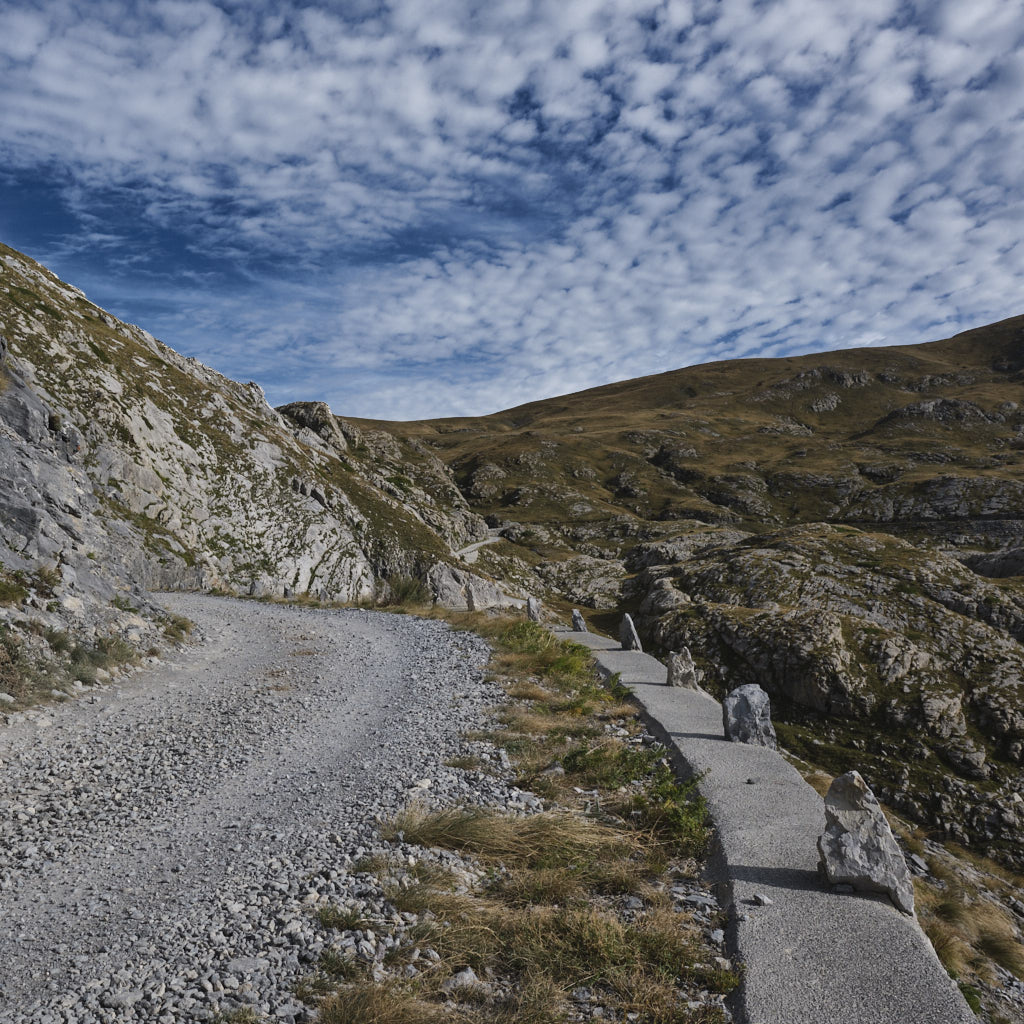 Die geschotterte Alta Via del Sale unter bauem Himmel