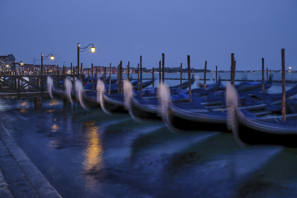 Gondeln in Bewegung im Abendlicht in Venedig