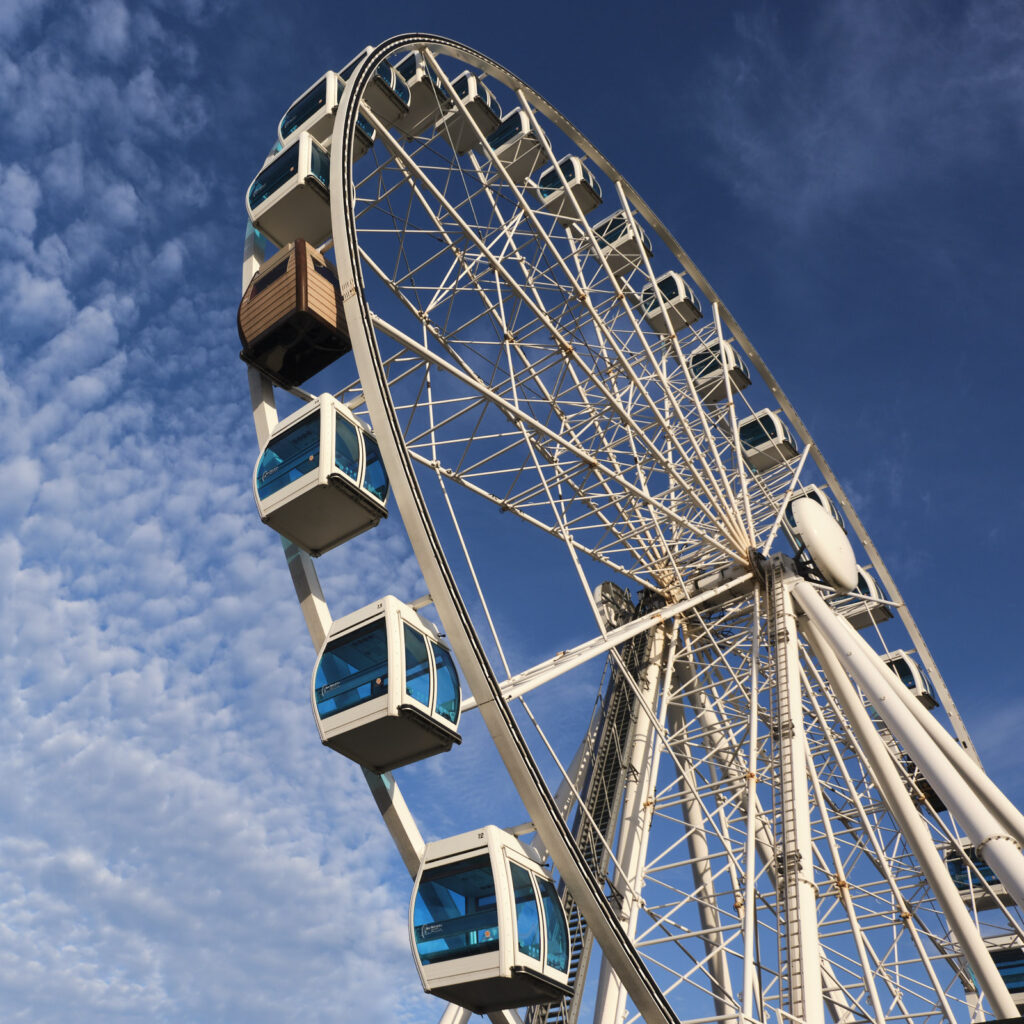 Das SkyWheel am Hafen von Helsinki bringt mit seinen 30 Gondeln die Besucher auf 40 m Höhe. Kurios: Eine Holzgondel beherbergt eine Sauna.