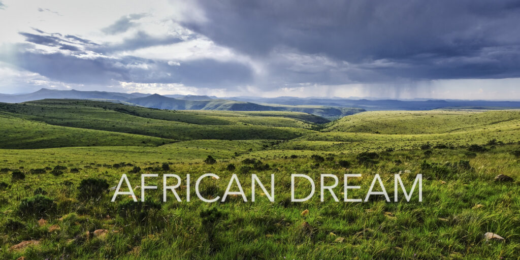 Abendgewitter über den grünen Hügeln des Mountain Zebra National Parks in Südafrika