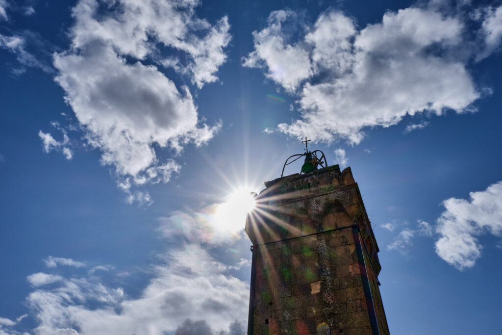 Glockenturm im Gegenlicht in Sorano in der Toskana