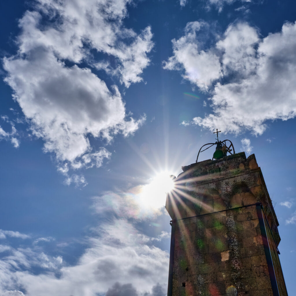 Glockenturm im Gegenlicht in Sorano in der Toskana