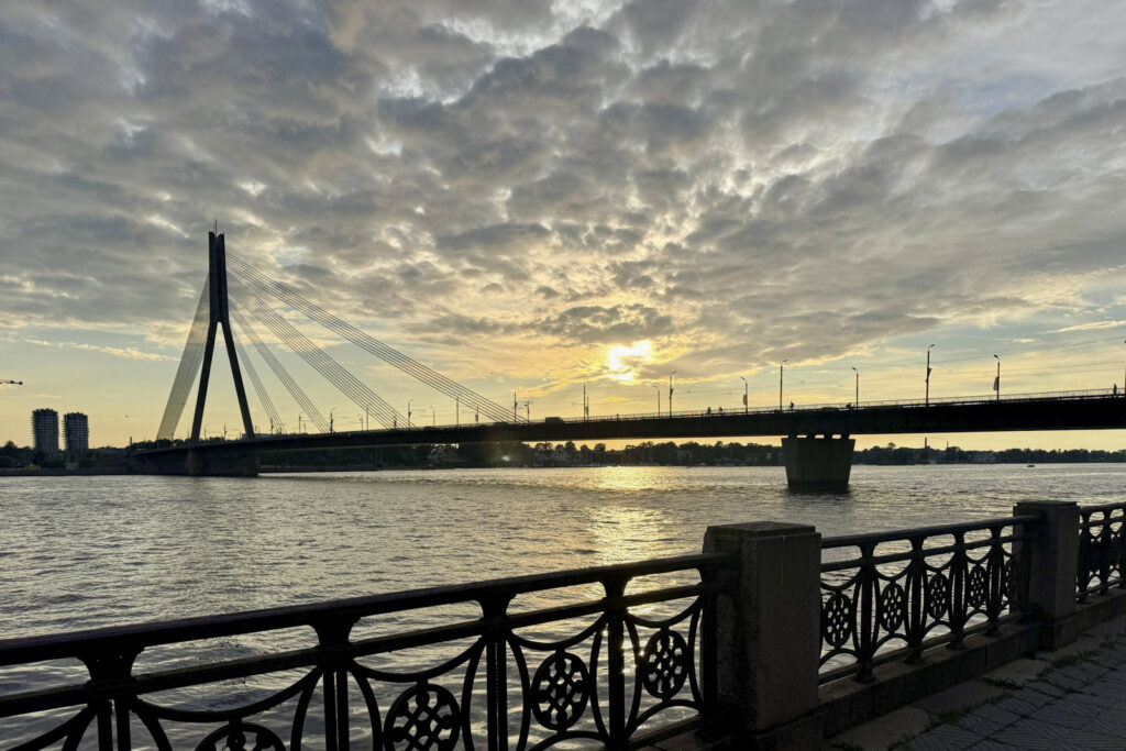 Sonnenuntergang über dem Fluss Daugava (Düna) in Riga