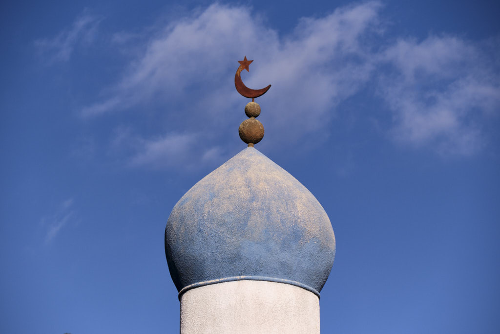 Blaue Minarettkuppel einer kleinen Moschee vor blauem Himmel in Al Aqar im Al Jabahl-Gebirge