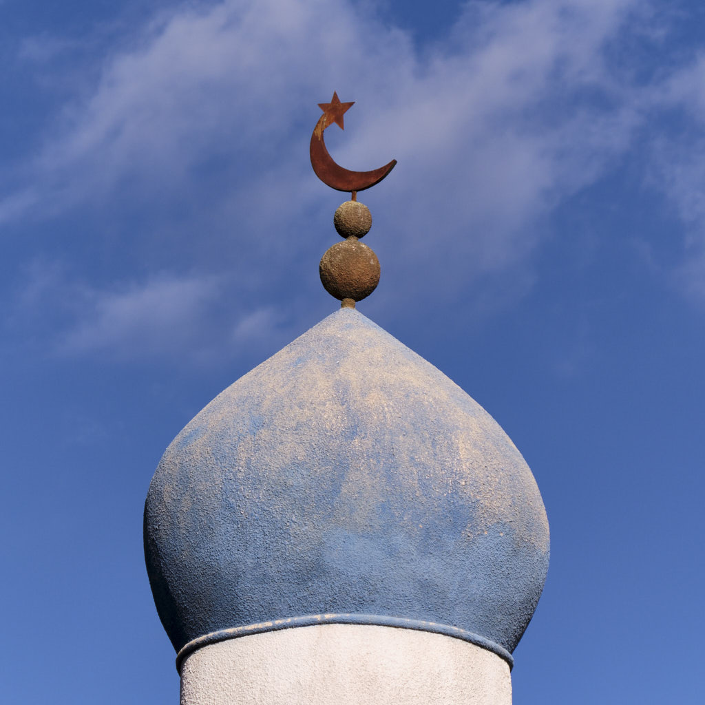 Blaue Minarettkuppel einer kleinen Moschee vor blauem Himmel in Al Aqar im Al Jabahl-Gebirge