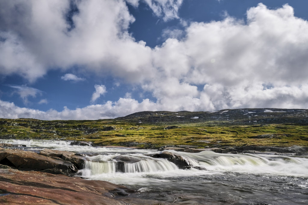 Flusslauf mit kleinen Stromschnellen in der Hardangervidda