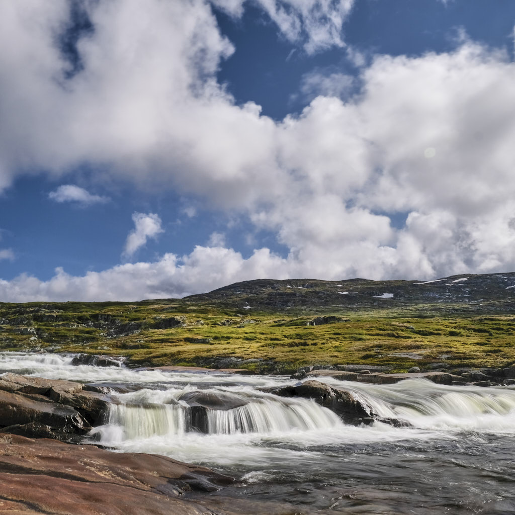 Flusslauf mit kleinen Stromschnellen in der Hardangervidda