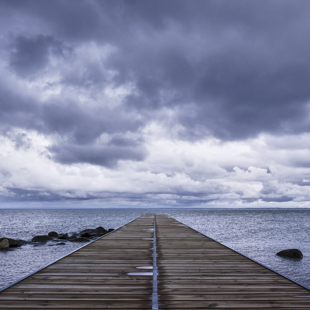 Holzsteg der in Norrviken ins Meer führt