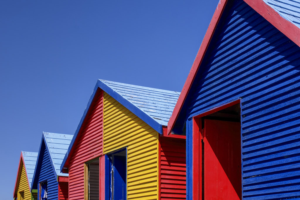 Bunte Umkleidehäuschen am Strand von St. James in Kapstadt