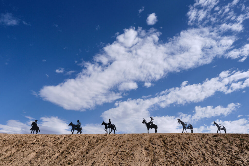 Reitersilhouetten vor blauem Himmel in Greenriver in Utah