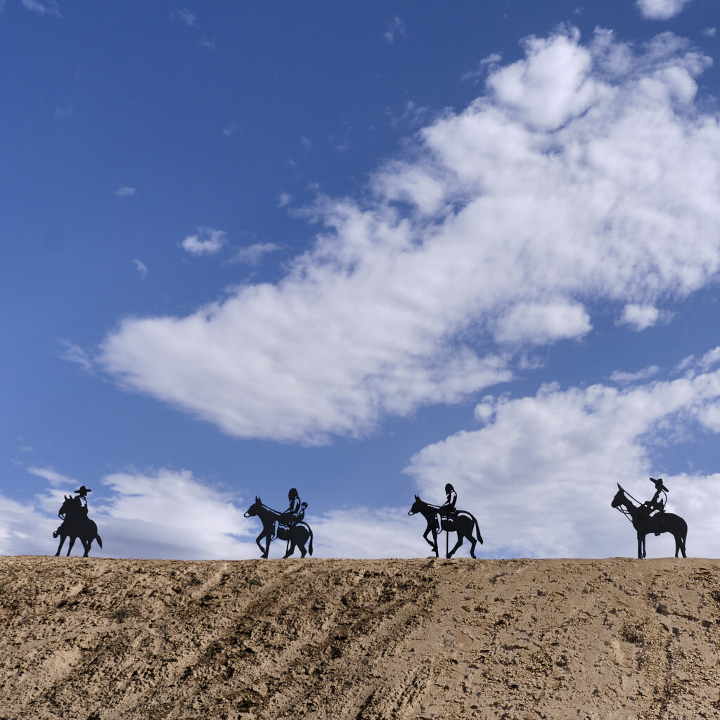 Reitersilhouetten vor blauem Himmel in Greenriver in Utah