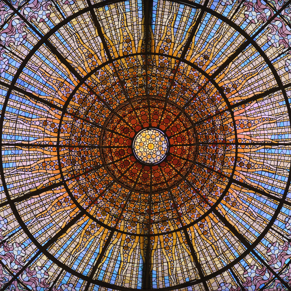 Das reich verzierte Glasdach der großen Konzerthalle des Palau de la Música Catalana in Barcelona überspannt 2.164 Plätze.