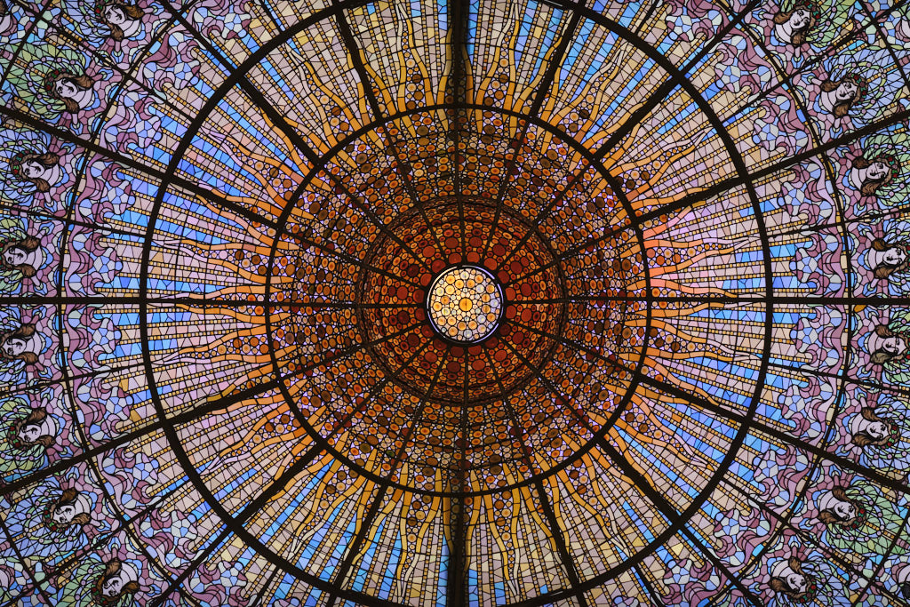 Das reich verzierte Glasdach der großen Konzerthalle des Palau de la Música Catalana in Barcelona überspannt 2.164 Plätze.