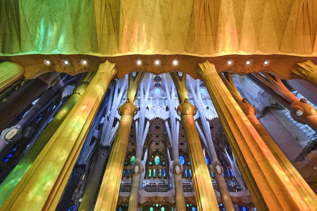 Einfach überwältigend - die bunte Säulenarchitektur der Sagrada Família in Barcelona.