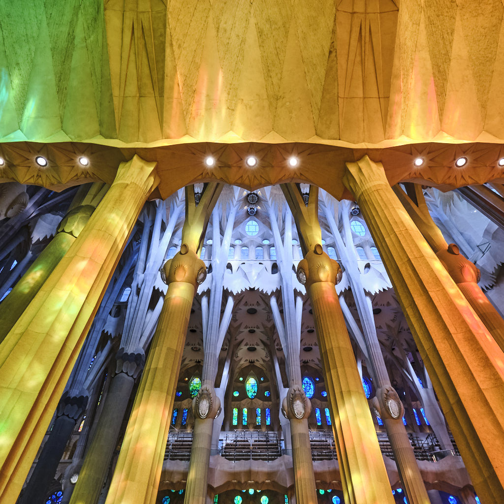 Einfach überwältigend - die bunte Säulenarchitektur der Sagrada Família in Barcelona.