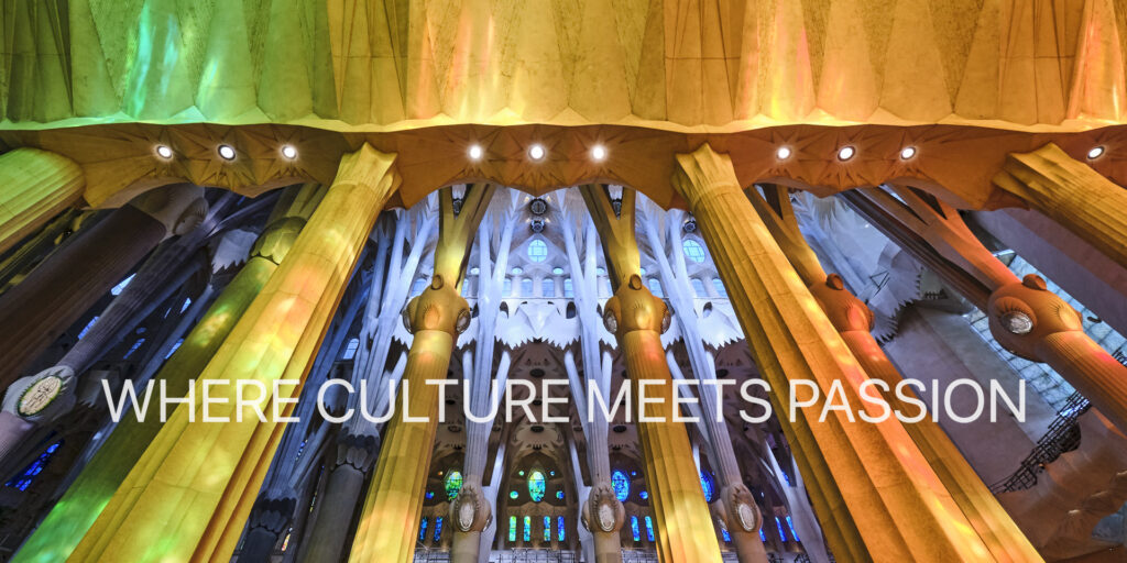 Einfach überwältigend - die bunte Säulenarchitektur der Sagrada Familia in Barcelona.