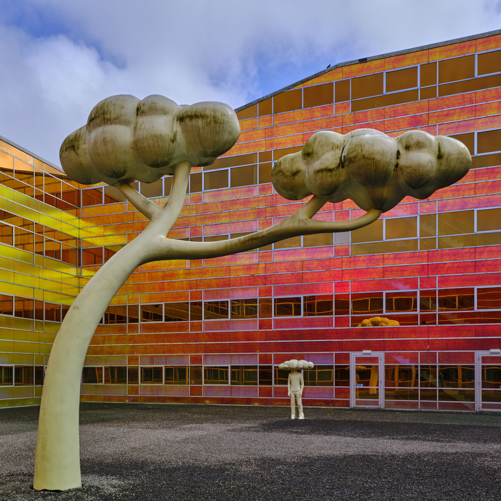 La Défense, ein Bürogebäude dessen architektonische Besonderheit durch seine bunte Glasfassade besticht