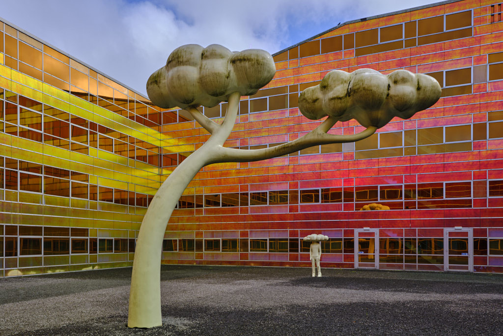 La Défense, ein Bürogebäude dessen architektonische Besonderheit durch seine bunte Glasfassade besticht