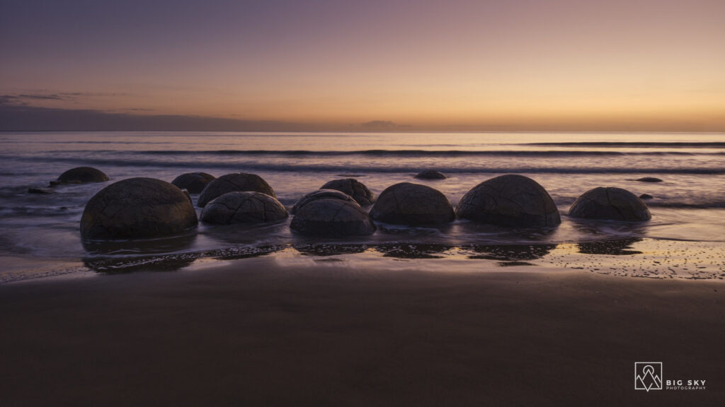 Die Moeraki Boulders am Koekohe Beach im Morgenlicht. Die kugelförmigen Felsen sind Calcit-Konkretionen, die vor etwa 65 Millionen Jahren entstanden sind.