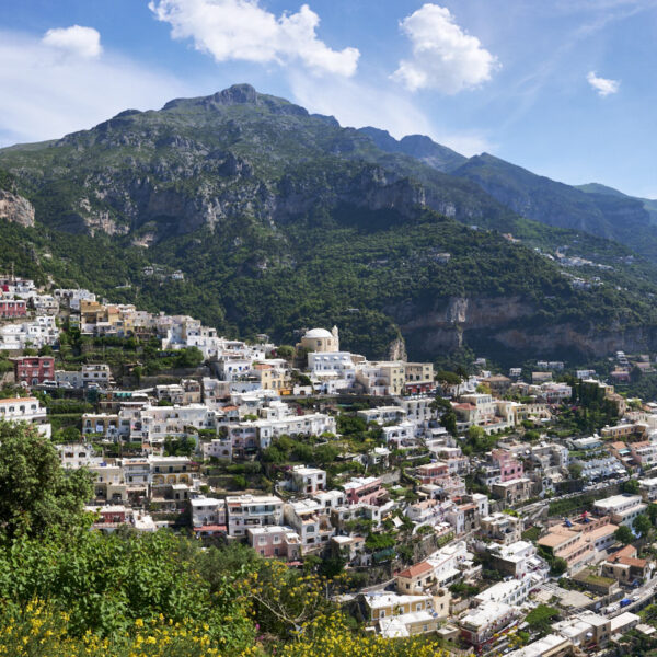 Blick auf die Amalfiküste mit dem Ort Positano