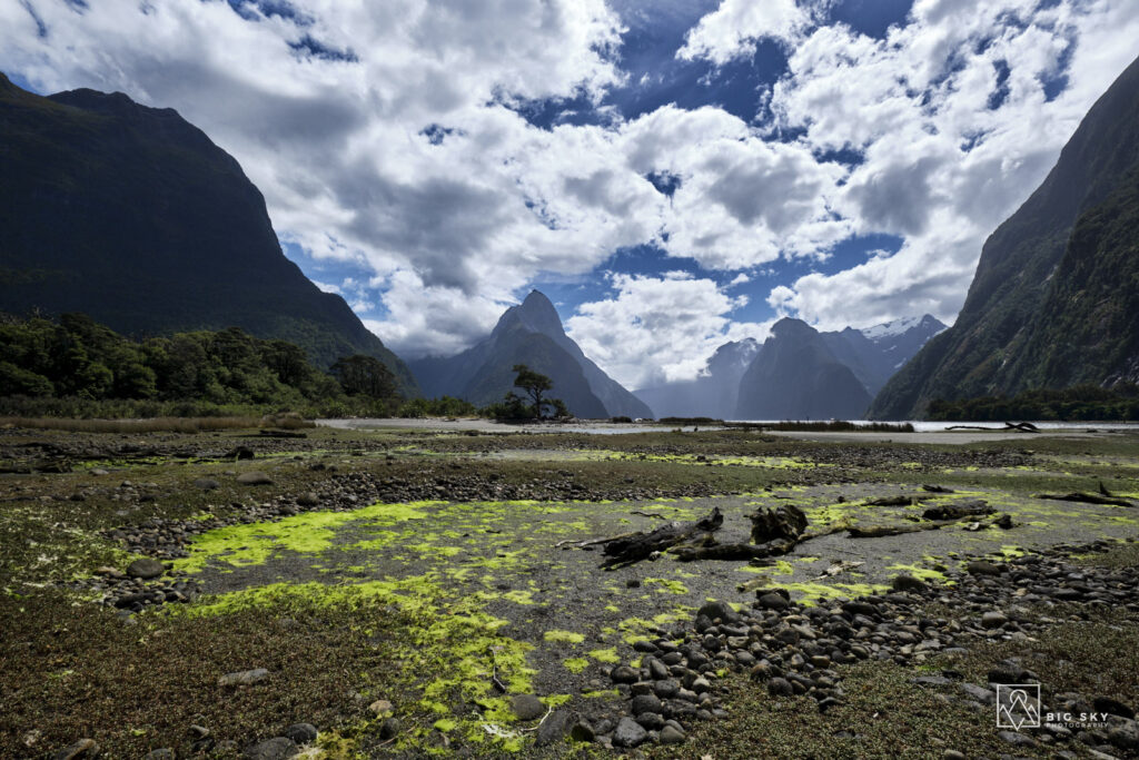 Der Milford Sound im Südwesten ist Teil des UNESCO-Welterbes "Te Wahipounamu" im Fiordland Nationalpark. Wegen seiner dramatischen Landschaft wurde er vom Schriftsteller Rudyard Kipling als das „achte Weltwunder“ bezeichnet.
