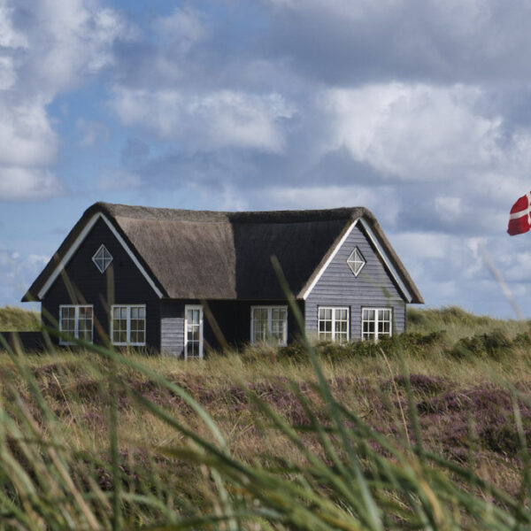 Typisches dänisches Haus in den Dünen am Blåvand Strand