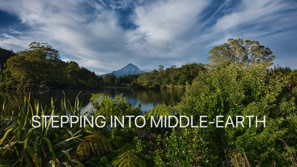 Der Mount Taranaki unter weißblauem Himmel in den frühen Abendstunden.