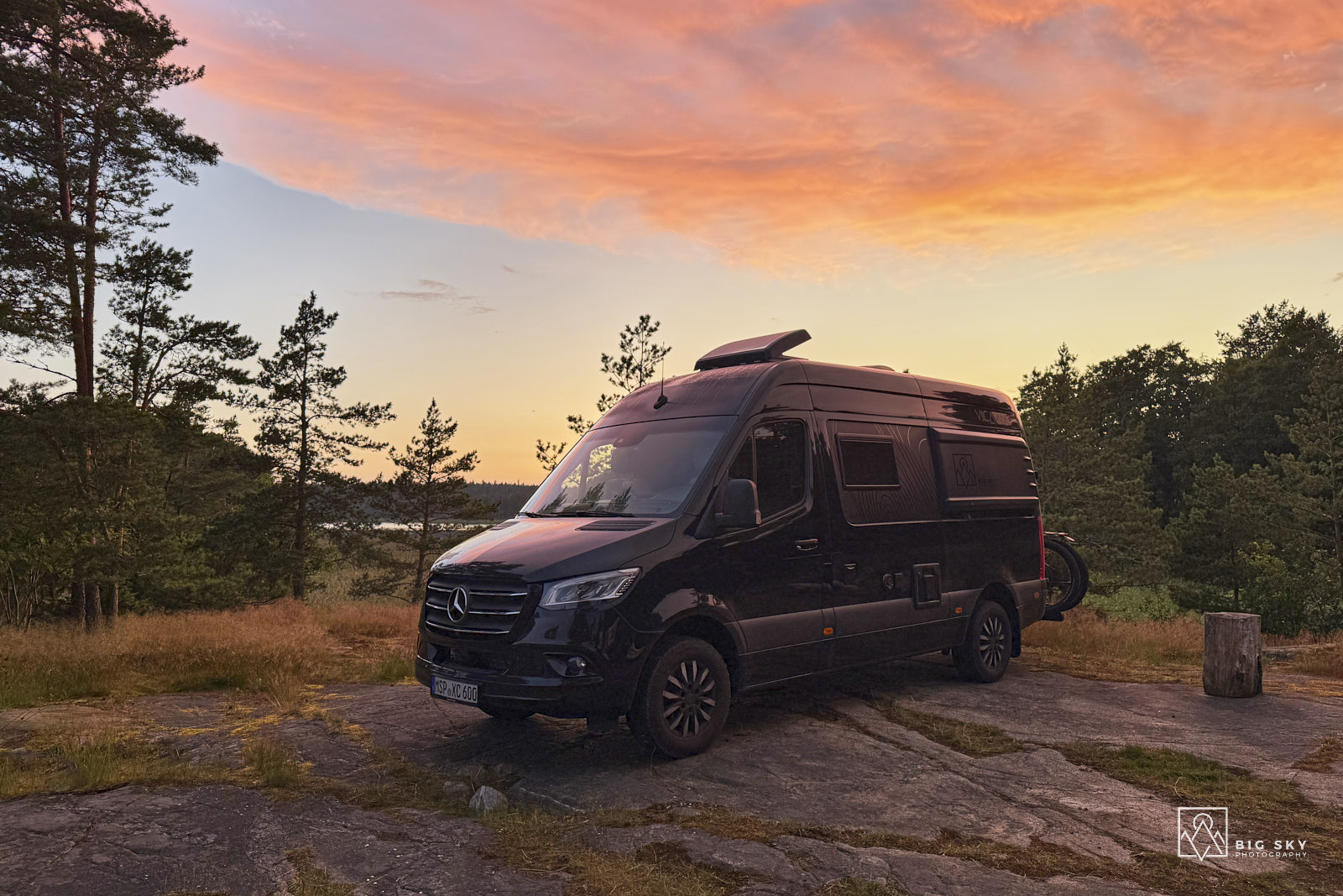Unser Campervan im mitternächtlichen Licht des Nordens