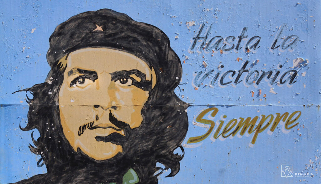 Propaganda-Plakat mit dem Portrait von Ernesto Ché Guevara und dem Slogan "Hasta la Victoria siempre"