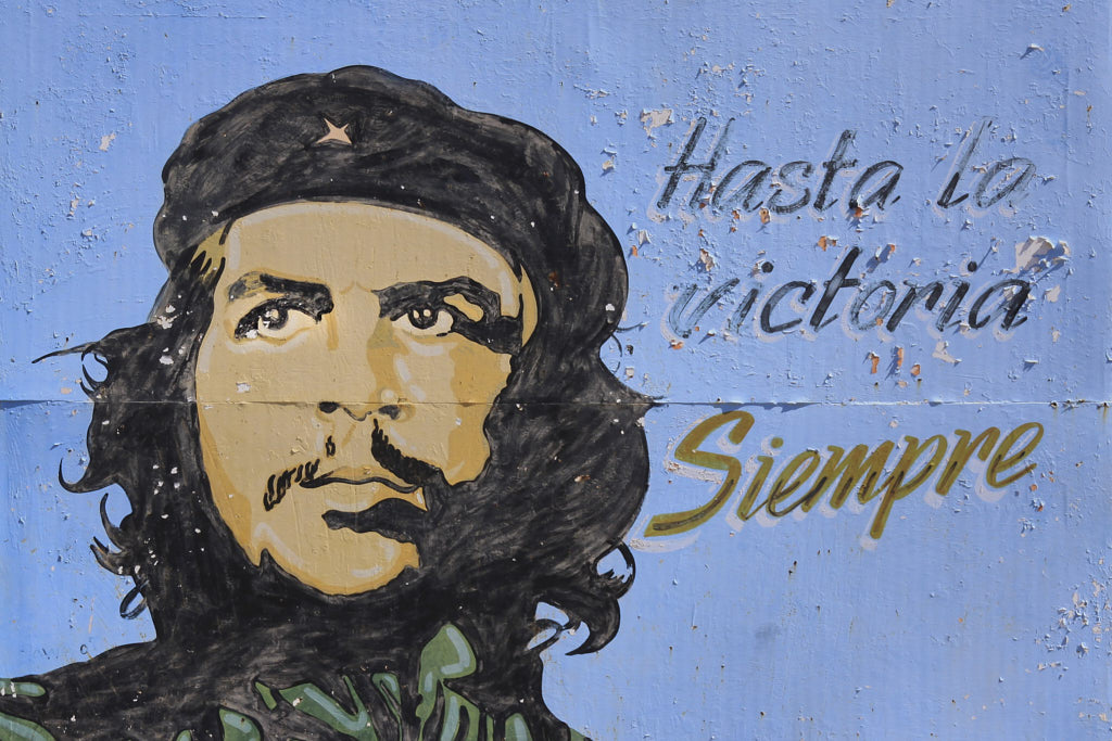 Propaganda-Plakat mit dem Portrait von Ernesto Ché Guevara und dem Slogan "Hasta la Victoria siempre"