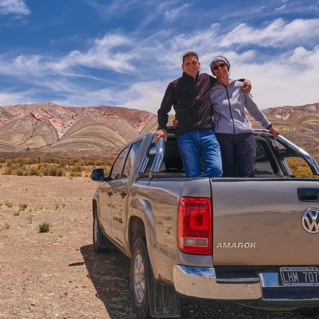 Annette und Kalli auf Amarok vor bunten Bergen von Humahuaca