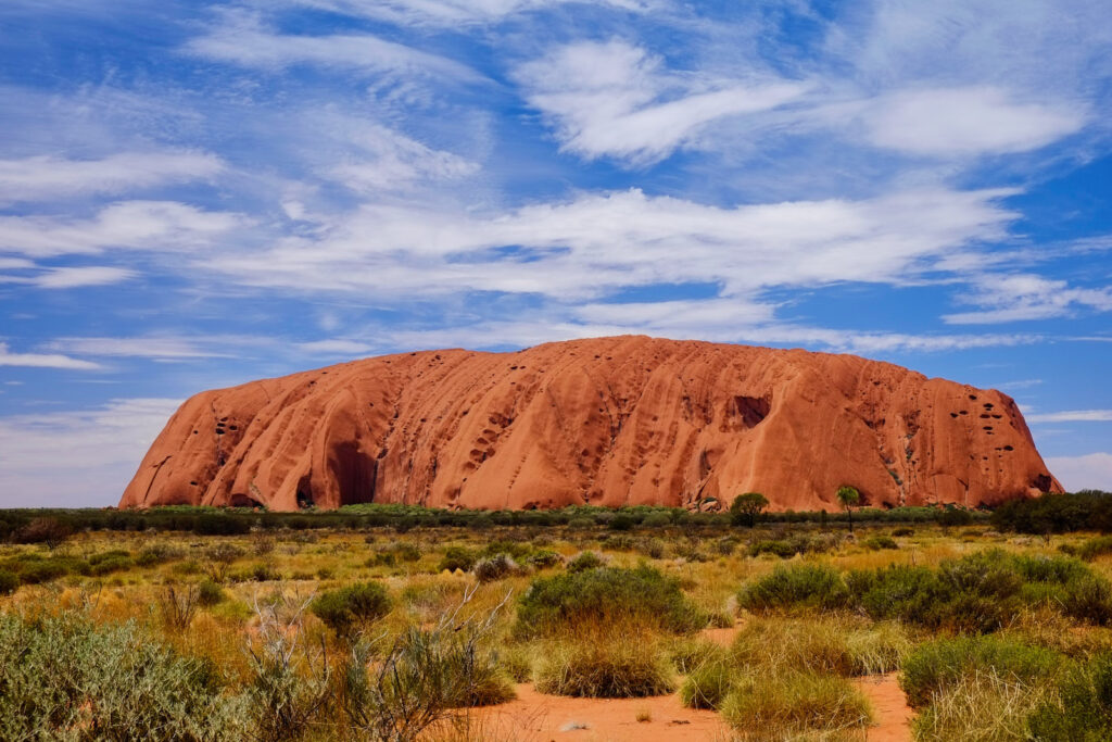 Uluru unter blauem Himmel