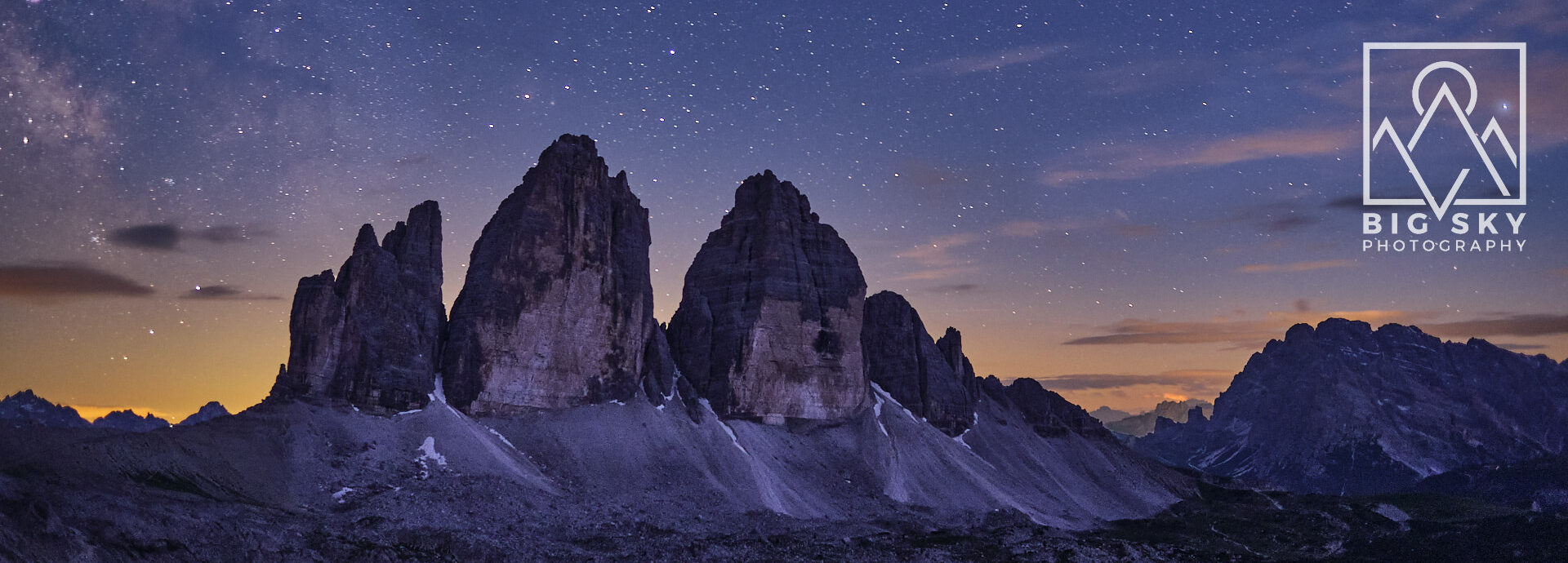 Drei Zinnen in den Dolomiten in Südtirol unter nächtlichem Sternenhimmel