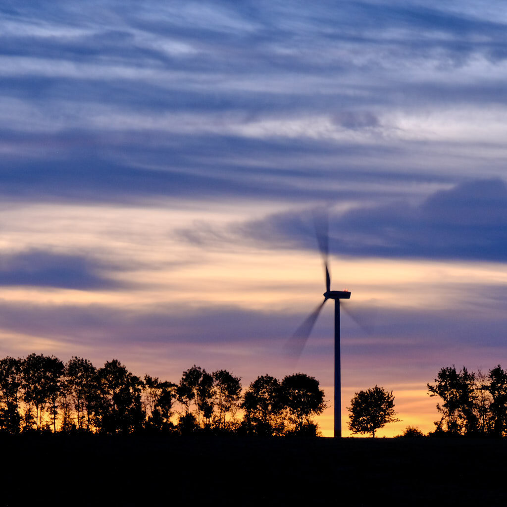 Nachtaufnahme eines Windrades zur Energieerzeugung