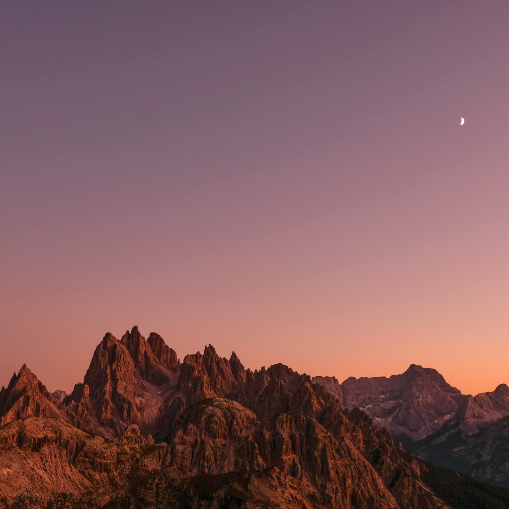 Silhouette der Dolomiten bei Nacht