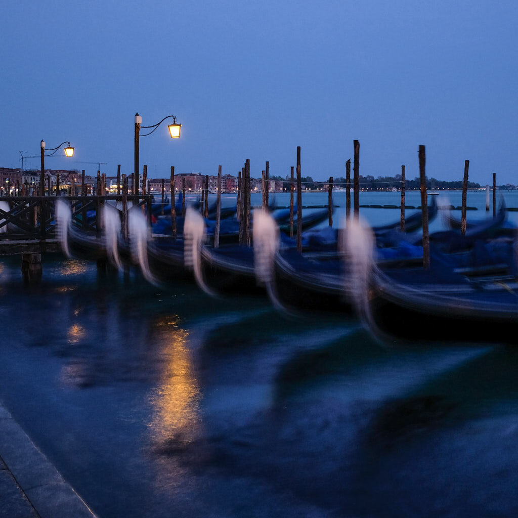 Gondeln in Bewegung im Abendlicht in Venedig