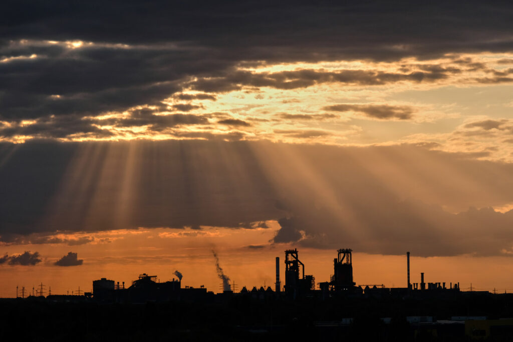 Abenddämmerung im Landschaftspark Nord im Ruhrgebiet