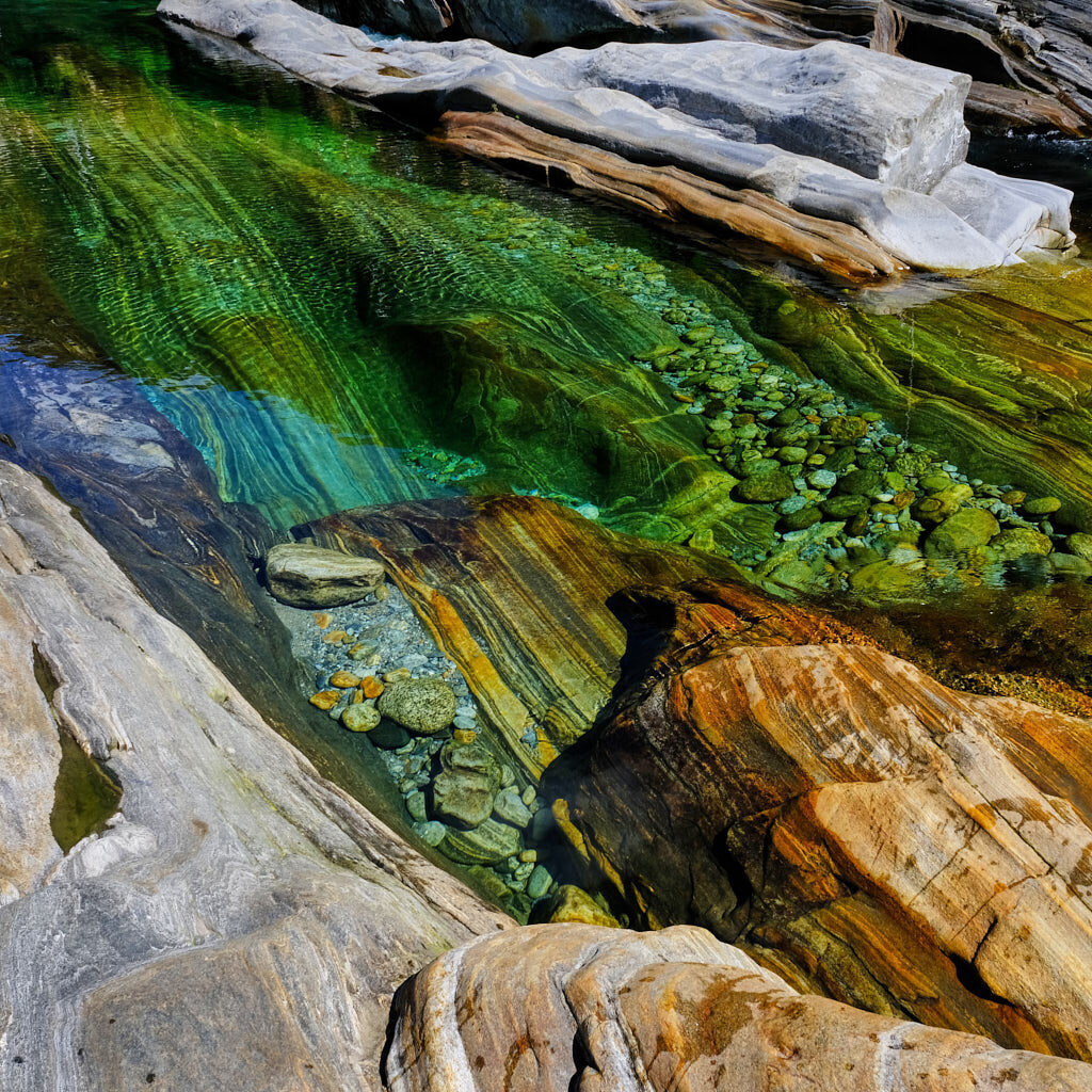 Türkisfarbenes Wasser und bunte Gesteinsschichten bei Lavertezzo im Verzascatal