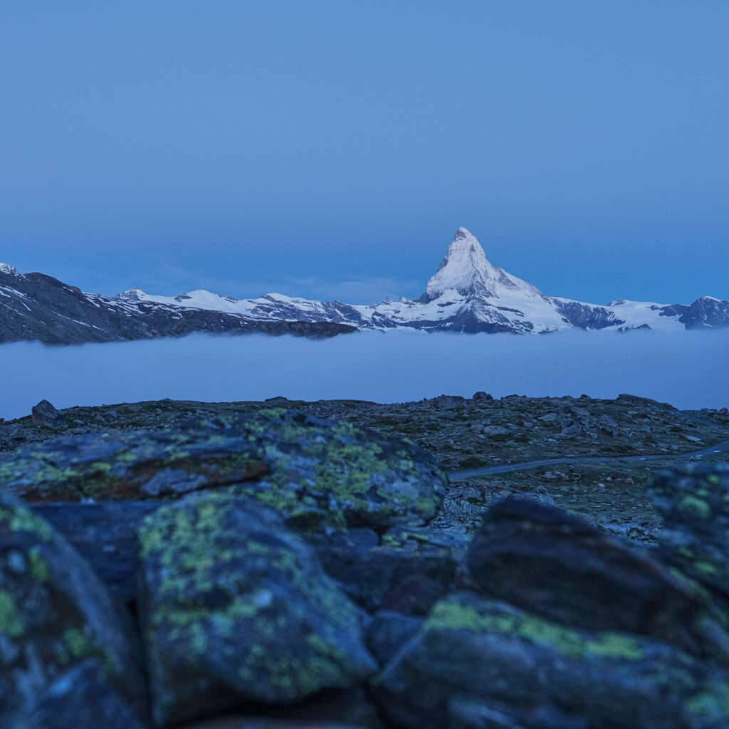 Matterhorn und Morgennebel über dem Tal im Wallis