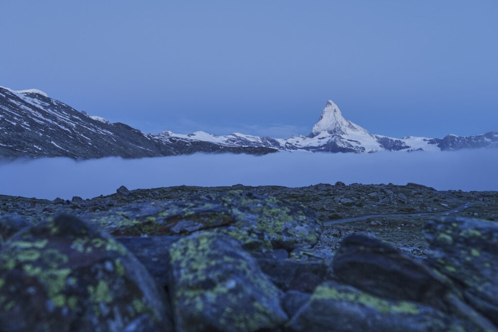 Matterhorn und Morgennebel über dem Tal im Wallis