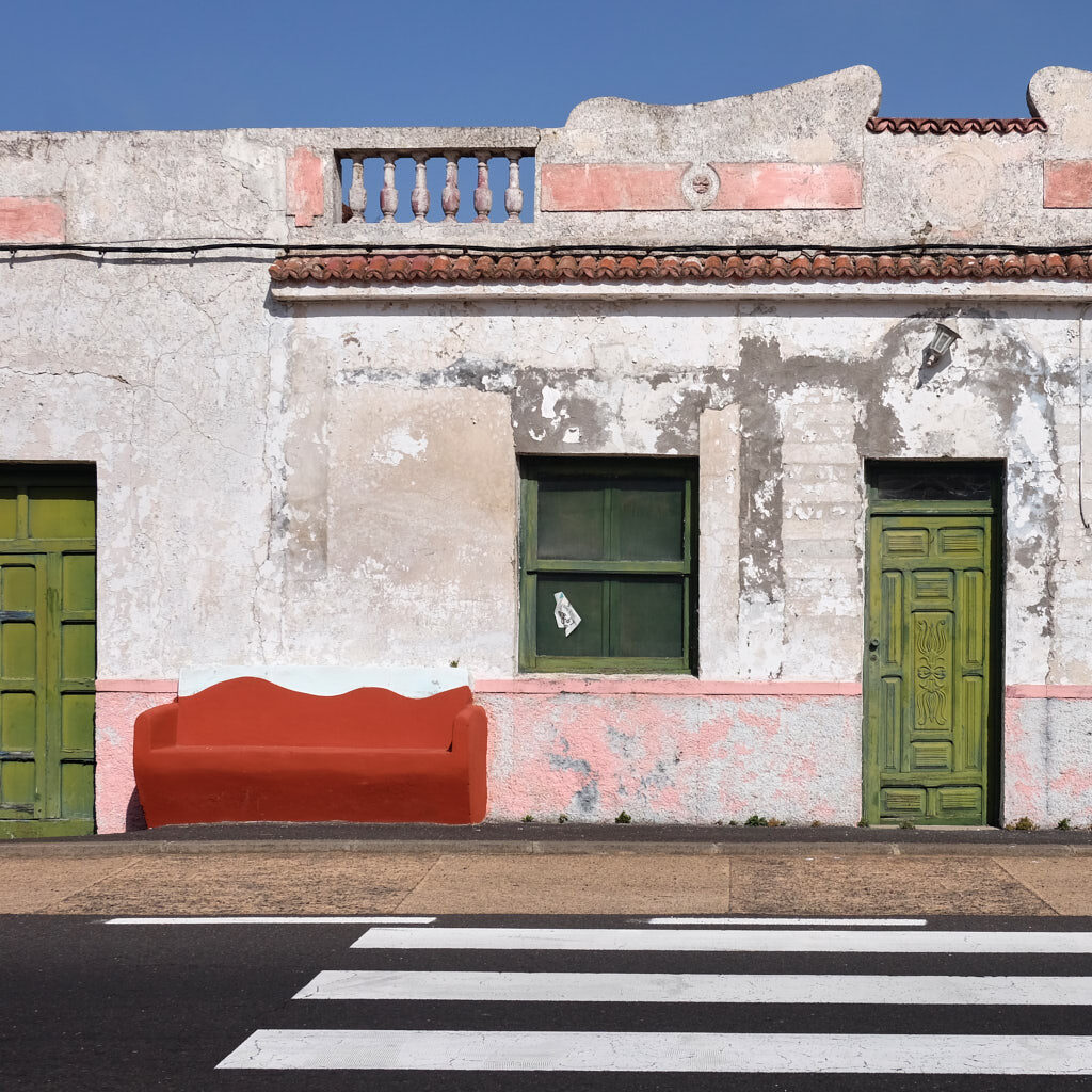 Weißes Gebäude vor Zebrastreifen in Teneriffa