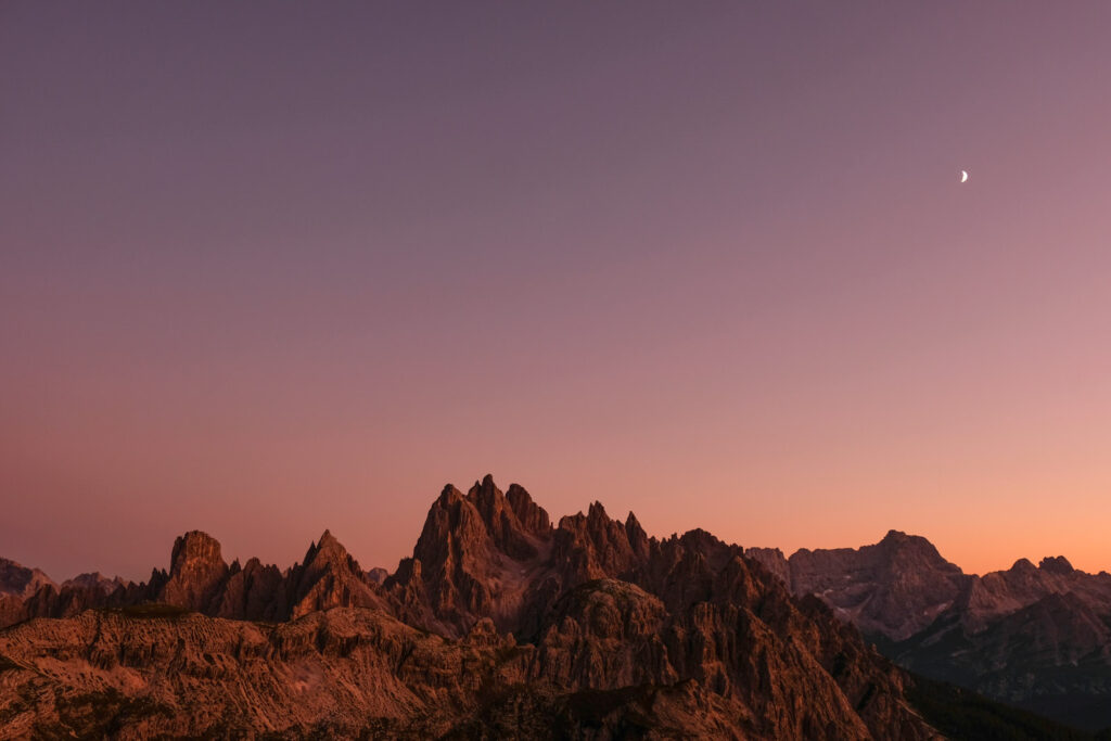 Silhouette der Dolomiten bei Nacht