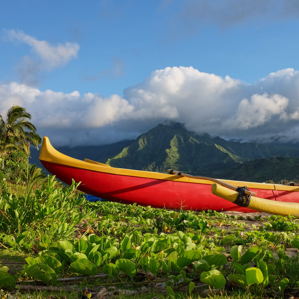 Rotes Auslegerboot auf Hawaii